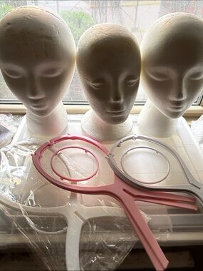 🟧3 White Styrofoam Heads & 3 Collapsible Plastic Wig Stands